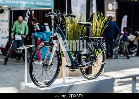 Ausstellung verschiedener Fahrradfahren auf der Bike Brussels - Blick und Details zu verschiedenen Fahrrädern - Elektrofahrrad - Batterie im Rahmen | Exposition Stockfoto