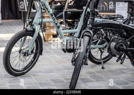 Ausstellung verschiedener Fahrradtypen auf der BikeBrussels - Blick und Details auf verschiedene Fahrräder - Faltrad | Exposition de different type de ve Stockfoto