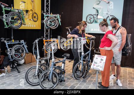 Ausstellung von verschiedenen Fahrradfahren auf dem Bike Brussels - Ansicht und Details zu verschiedenen Fahrrädern - Faltrad auf Test | Exposition de different t Stockfoto