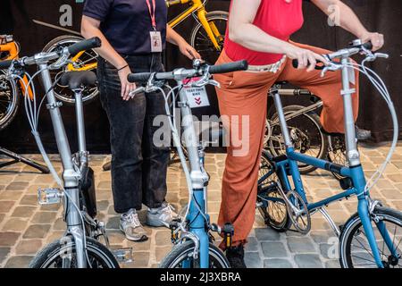 Ausstellung von verschiedenen Fahrradfahren auf dem Bike Brussels - Ansicht und Details zu verschiedenen Fahrrädern - Faltrad auf Test | Exposition de different t Stockfoto