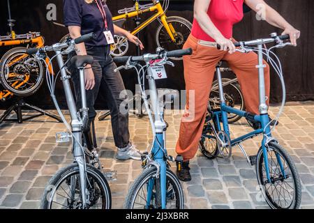 Ausstellung von verschiedenen Fahrradfahren auf dem Bike Brussels - Ansicht und Details zu verschiedenen Fahrrädern - Faltrad auf Test | Exposition de different t Stockfoto