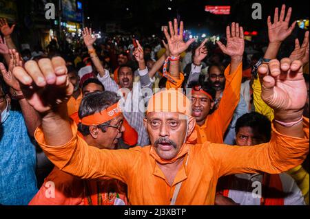 Rajpur Sonarpur, Westbengalen, Indien. 10. April 2022. Hinduistische Anhänger rufen religiöse Slogans, während sie an einer religiösen Prozession anlässlich des RAM Navami-Festivals in Kalkutta teilnehmen. (Bild: © Sankhadeep Banerjee/ZUMA Press Wire) Stockfoto