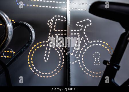 Ausstellung von verschiedenen Fahrradfahren auf dem Bike Brussels - Blick und Details zu verschiedenen Fahrrädern - stilisiertes Fahrrad in Fahrradbox zum Parken des Fahrrads Stockfoto