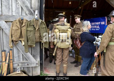 Das Living History Festival, Chiltern Open Air Museum, Großbritannien. 10. April 2022. Das Living History Festival im Chiltern Open Air Museum [COAM]. Erzählt die Geschichte des britischen Soldaten der letzten 200 Jahre, von den Napoleonischen Kriegen bis zur Neuzeit. Kredit: Matthew Chattle/Alamy Live Nachrichten Stockfoto