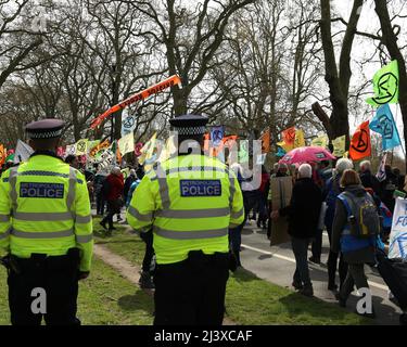 London, Großbritannien. 09. April 2022. Die Polizei überwacht den Extinction Rebellion marschieren am zweiten Tag des Klimaaktivismus durch London. 10.. April 2022. Anna Hatfield/ Pathos Credit: Pathos Images/Alamy Live News Stockfoto