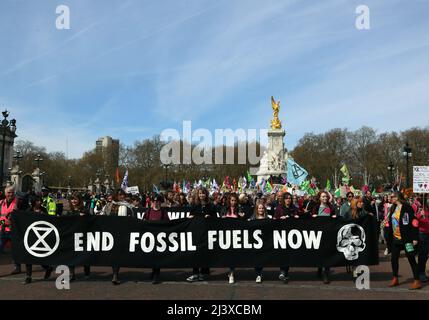 London, Großbritannien. 09. April 2022. Die Demonstranten des Extinction Rebellion marschieren am Buckingham Palace vorbei, an ihrem zweiten Aktionstag gegen den Klimawandel und die Nutzung fossiler Brennstoffe. London. 10.. April 2022. Anna Hatfield/ Pathos Credit: Pathos Images/Alamy Live News Stockfoto