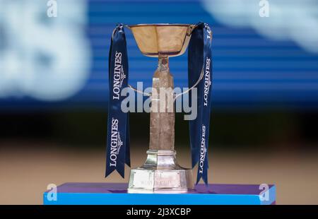 Leipzig, Deutschland. 10. April 2022. Die Trophäe aus dem Longines Fei Jumping World Cup steht vor der Preisverleihung auf der Leipziger Messe. Quelle: Jan Woitas/dpa/Alamy Live News Stockfoto