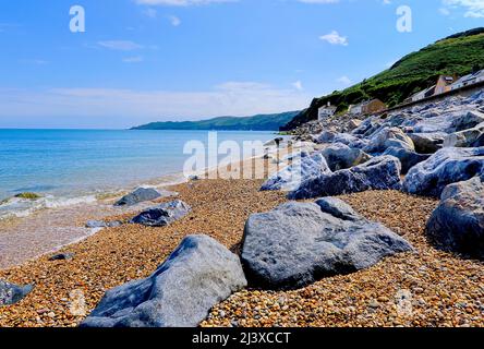 Ein landschaftlicher Blick auf die Kieselsteine und Felsen am Strand von Beesands Stockfoto