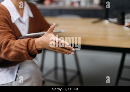 Eine junge Frau streckte ihre Hand zum Händeschütteln aus. Stockfoto