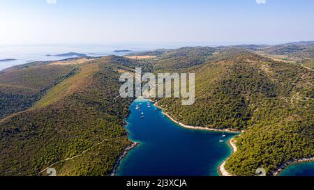 Luftaufnahme des Sandstrandes Stoncica, Insel Vis, Kroatien Stockfoto