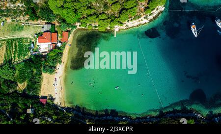 Luftaufnahme des Sandstrandes Stoncica, Insel Vis, Kroatien Stockfoto