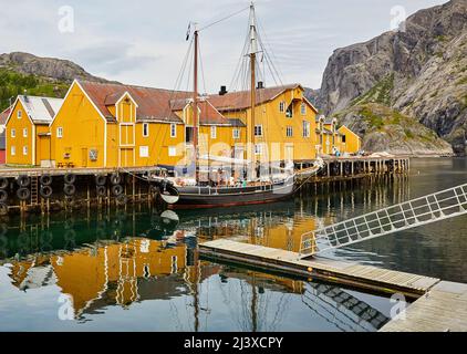 Der Hafen des historischen Dorfes Nusfjord auf den westlichen Lofoten war einst ein wichtiges Zentrum der norwegischen Kabeljaufischerei Stockfoto