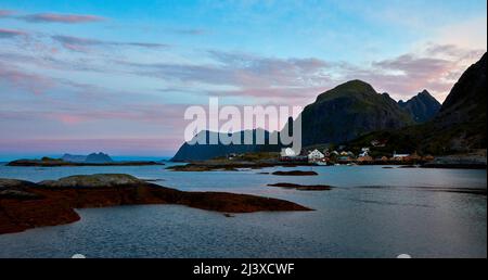 Sommer Mitternacht nördlich des Polarkreises bei Moskenes auf den norwegischen Lofoten-Inseln Stockfoto