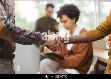 Junge Geschäftspartner schütteln die Hände . Nahaufnahme. Stockfoto