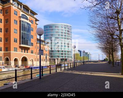 Das Bristol Eye ist ein modernes, mehrstöckiges Bürogebäude am Bahnhof Temple Meads und dem schwimmenden Hafen in Bristol, Großbritannien Stockfoto