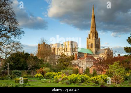 Sonnenuntergang im April in der Chichester Cathedral, West Sussex, England. Stockfoto