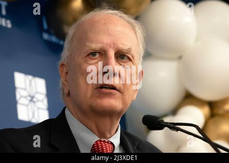 Marietta, Georgia, USA. 1. April 2022. Ehemaliger Gouverneur Von Georgien Roy Barnes, 74, begrüßt die Gäste bei der Einweihung eines großen Obdachlosenheims am 1. April 2022. Barnes diente von 1999 bis 2003 als Gouverneur des Bundesstaates Georgia aus dem Jahr 80.. Seit 2022 ist er der jüngste Demokrat, der das Amt des Gouverneurs von Georgien hat. (Bild: © Robin Rayne/ZUMA Press Wire) Stockfoto