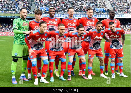 NAPELS, ITALIEN - 10. APRIL: Torwart David Ospina vom SSC Napoli, Mario Rui vom SSC Napoli, Fabian Ruiz vom SSC Napoli, Victor Osimhen vom SSC Napoli, Amir Rrahmani vom SSC Napoli, Piotr Zielinski vom SSC Napoli, Matteo Politano vom SSC Napoli, Lorenzo Insigne vom SSC Napoli, Kalidou Koulibaly vom SSC Napoli, Alessandro Zanoli vom SSC Napoli und Stanislav Lobotka vom SSC Napoli während des Serie-A-Spiels zwischen SSC Napoli und Fiorentina im Stadio Diego Armando Maradona am 10. April 2022 in Napels, Italien (Foto: Ciro Santangelo/Orange Picturs) Stockfoto