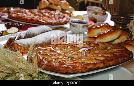 Appetitlich geröstete Kirschkuchen auf dem Tisch Stockfoto