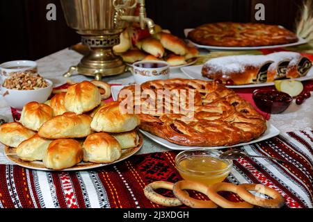 Kuchen mit Kirschkuchen auf dem Tisch. Konzentrieren Sie sich auf Torten und Kuchen Stockfoto