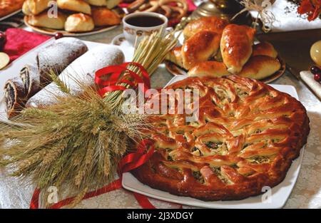 Appetitlich geröstete Kirschkuchen auf dem Tisch Stockfoto