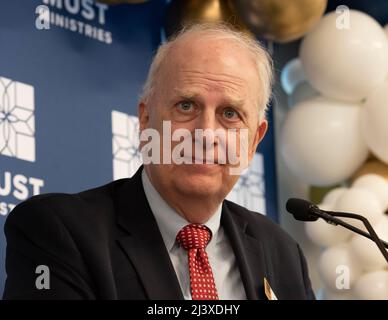 Marietta, Georgia, USA. 1. April 2022. Ehemaliger Gouverneur Von Georgien Roy Barnes, 74, begrüßt die Gäste bei der Einweihung eines großen Obdachlosenheims am 1. April 2022. Barnes diente von 1999 bis 2003 als Gouverneur des Bundesstaates Georgia aus dem Jahr 80.. Seit 2022 ist er der jüngste Demokrat, der das Amt des Gouverneurs von Georgien hat. (Bild: © Robin Rayne/ZUMA Press Wire) Stockfoto