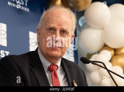 Marietta, Georgia, USA. 1. April 2022. Ehemaliger Gouverneur Von Georgien Roy Barnes, 74, begrüßt die Gäste bei der Einweihung eines großen Obdachlosenheims am 1. April 2022. Barnes diente von 1999 bis 2003 als Gouverneur des Bundesstaates Georgia aus dem Jahr 80.. Seit 2022 ist er der jüngste Demokrat, der das Amt des Gouverneurs von Georgien hat. (Bild: © Robin Rayne/ZUMA Press Wire) Stockfoto