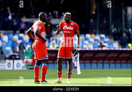 NEAPEL, ITALIEN - 10. APRIL: Victor Osimhen und Kalidou Koulibaly vom SSC Napoli argumentieren für die Niederlage, während des Serie-A-Spiels zwischen SSC Napoli und ACF Fiorentina am 10. April 2022 in Neapel, Italien. (Foto nach MB-Medien) Stockfoto