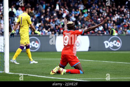 NEAPEL, ITALIEN - 10. APRIL: Victor Osimhen vom SSC Napoli reagiert während des Serie-A-Spiels zwischen SSC Napoli und ACF Fiorentina am 10. April 2022 in Neapel, Italien. (Foto nach MB-Medien) Stockfoto