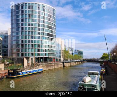 Das Bristol Eye ist ein modernes, mehrstöckiges Bürogebäude am Bahnhof Temple Meads und dem schwimmenden Hafen in Bristol, Großbritannien Stockfoto