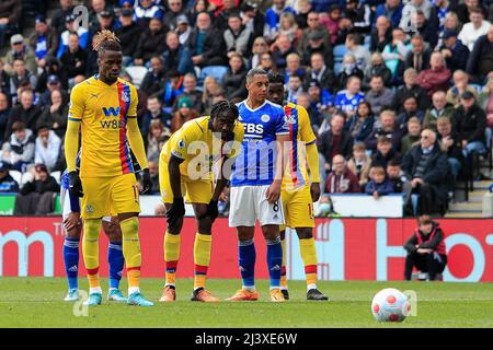 Leicester, Großbritannien. 10. April 2022. Wilfried Zaha #11 von Crystal Palace bereitet sich darauf vor, die Strafe in Leicester, Vereinigtes Königreich am 4/10/2022 zu nehmen. (Foto von James Heaton/News Images/Sipa USA) Quelle: SIPA USA/Alamy Live News Stockfoto