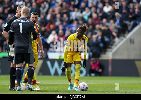 Leicester, Großbritannien. 10. April 2022. Wilfried Zaha #11 von Crystal Palace setzt den Ball für den Elfmeterstoß in Leicester, Großbritannien am 4/10/2022. (Foto von James Heaton/News Images/Sipa USA) Quelle: SIPA USA/Alamy Live News Stockfoto