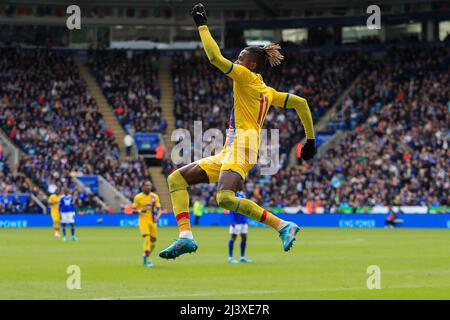 Leicester, Großbritannien. 10. April 2022. Wilfried Zaha #11 von Crystal Palace feiert sein Tor und macht am 4/10/2022 in Leicester, Großbritannien, den Score 2-1. (Foto von James Heaton/News Images/Sipa USA) Quelle: SIPA USA/Alamy Live News Stockfoto