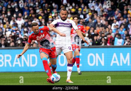 NEAPEL, ITALIEN - 10. APRIL: Arthur Cabral von ACF Fiorentina kämpft während des Serie A-Spiels zwischen SSC Napoli und ACF Fiorentina am 10. April 2022 in Neapel, Italien, um den Ball mit Amir Rrahmani vom SSC Napoli. (Foto nach MB-Medien) Stockfoto