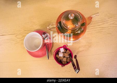 Sanddorntee mit Minze und Zucker auf dem Tisch. Stockfoto