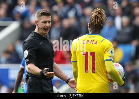 Leicester, Großbritannien. 10. April 2022. Schiedsrichter Robert Jones spricht mit Wilfried Zaha #11 von Crystal Palace während der zweiten Halbzeit in Leicester, Großbritannien am 4/10/2022. (Foto von James Heaton/News Images/Sipa USA) Quelle: SIPA USA/Alamy Live News Stockfoto