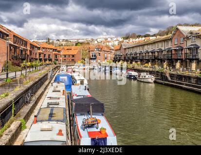 Die geschützte Bucht von Poole's Wharf und das modische Wohngebiet Rownham Mead am britischen Floating Harbour in Bristol Stockfoto