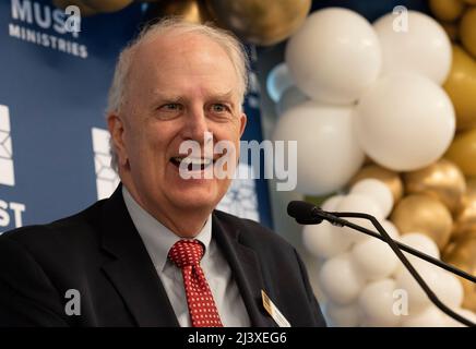 Marietta, Georgia, USA. 1. April 2022. Ehemaliger Gouverneur Von Georgien Roy Barnes, 74, begrüßt die Gäste bei der Einweihung eines großen Obdachlosenheims am 1. April 2022. Barnes diente von 1999 bis 2003 als Gouverneur des Bundesstaates Georgia aus dem Jahr 80.. Seit 2022 ist er der jüngste Demokrat, der das Amt des Gouverneurs von Georgien hat. (Bild: © Robin Rayne/ZUMA Press Wire) Stockfoto