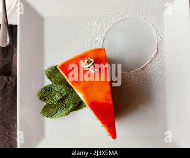 Scheibe Karottenkuchen mit Glasur Stockfoto