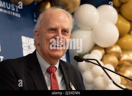 Marietta, Georgia, USA. 1. April 2022. Ehemaliger Gouverneur Von Georgien Roy Barnes, 74, begrüßt die Gäste bei der Einweihung eines großen Obdachlosenheims am 1. April 2022. Barnes diente von 1999 bis 2003 als Gouverneur des Bundesstaates Georgia aus dem Jahr 80.. Seit 2022 ist er der jüngste Demokrat, der das Amt des Gouverneurs von Georgien hat. (Bild: © Robin Rayne/ZUMA Press Wire) Stockfoto