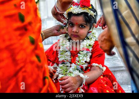 Ein junges Mädchen ist für das Kumari-Puja-Ritual im Adyapith-Tempel verkleidet. Kumari Puja ist eine indische hinduistische Tradition, die hauptsächlich während der Durga Puja/Basanti Puja/Navratri nach dem hinduistischen Kalender gefeiert wird. Kumari beschreibt tatsächlich ein junges jungfräuliches Mädchen im Alter von 1 bis 16 Jahren, das nach der hinduistischen Mythologie während des Übergangs von Ashtami/Navami Tithiti von Durga Puja/Navratri verehrt wird. Es wird angenommen, dass Kumari Puja den Betern und auch dem kleinen Mädchen viele Segnungen gewährt. Eifrige Anhänger glauben, dass es alle Barrieren überwinden wird, Gefahren für die kleinen Mädchen in Th Stockfoto