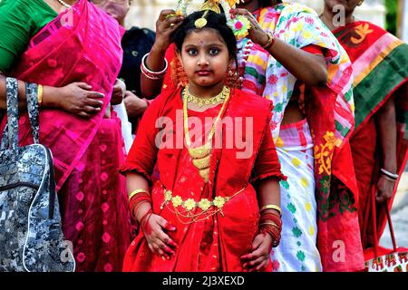 Ein junges Mädchen sah sich für das Kumari-Puja-Ritual im Adyapith-Tempel verkleidet. Kumari Puja ist eine indische hinduistische Tradition, die hauptsächlich während der Durga Puja/Basanti Puja/Navratri nach dem hinduistischen Kalender gefeiert wird. Kumari beschreibt tatsächlich ein junges jungfräuliches Mädchen im Alter von 1 bis 16 Jahren, das nach der hinduistischen Mythologie während des Übergangs von Ashtami/Navami Tithiti von Durga Puja/Navratri verehrt wird. Es wird angenommen, dass Kumari Puja den Betern und auch dem kleinen Mädchen viele Segnungen gewährt. Eifrige Anhänger glauben, dass es alle Barrieren überwinden wird, Gefahren für die kleinen Mädchen darin Stockfoto