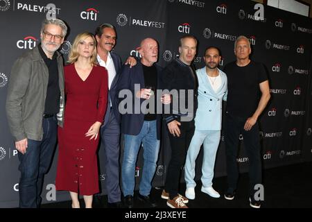 LOS ANGELES - APR 9: Peter Gould, Rhea Seehorn, Tony Dalton, Johnathan Banks, Bob Odenkirk, Michael Mando, Patrick Fabian, Giancarlo Esposito beim PaleyFEST 2022 - Better Call Saul im Dolby Theater am 9. April 2022 in Los Angeles, CA Stockfoto