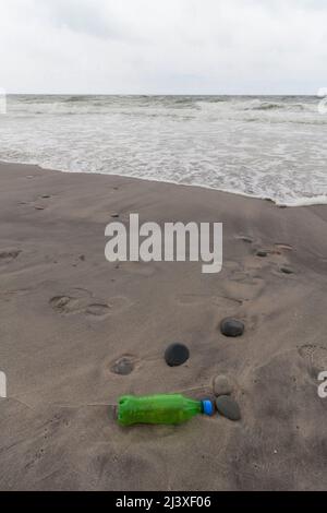 Plastikmüll am Strand Stockfoto