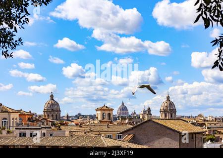 Landschaft von der Capitol-Terrasse auf Dächern und Kirchen der antiken Stadt Rom Stockfoto