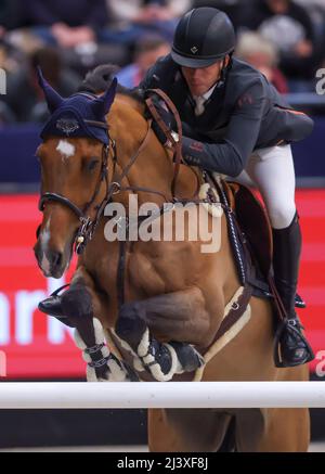 Leipzig, Deutschland. 10. April 2022. Harrie Smolders aus den Niederlanden fährt Monaco im Finale des Longines Fei Jumping World Cup auf der Leipziger Messe. Quelle: Jan Woitas/dpa/Alamy Live News Stockfoto