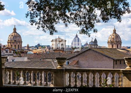 Landschaft von der Capitol-Terrasse auf Dächern und Kirchen der antiken Stadt Rom Stockfoto