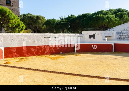 MIJAS, SPANIEN - 01. MÄRZ 2022 Ein traditioneller Stierkampfplatz, eine Touristenattraktion in einer kleinen Stadt in der Provinz Malaga im Süden Spaniens Stockfoto