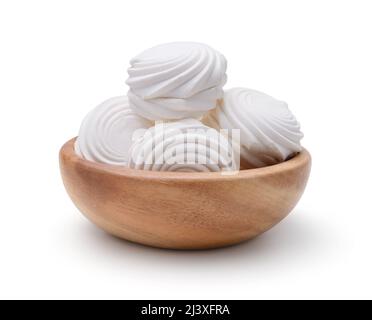 Weiße runde Sumpflandschaften in einer auf Weiß isolierten Holzschale. Stockfoto