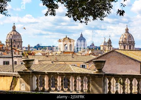 Landschaft von der Capitol-Terrasse auf Dächern und Kirchen der antiken Stadt Rom Stockfoto